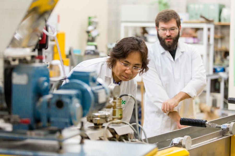 Qiuyun Liu and Jonathan Nicholls working on lab equipment at the Biorefining Technology Transfer Centre.