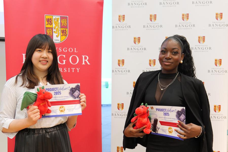 The Audience Choice Award went to Esthera Amegashie and Miki Nishikawa of Team ME (UKnighted). 