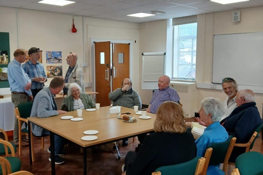 Alumni chatting over coffee during Forestry 1985 reunion