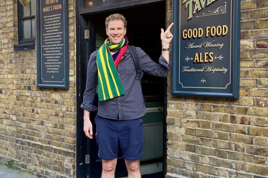 James Tute tu allan i Mabel's Tavern