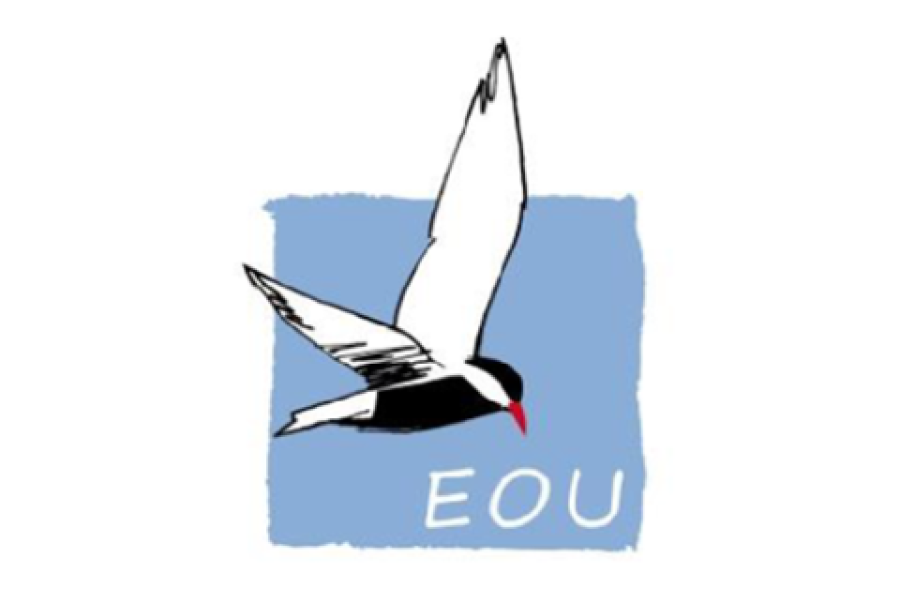 Logo European Ornithologists' Union o aderyn yn hedfan gyda'r llythrennau EOU