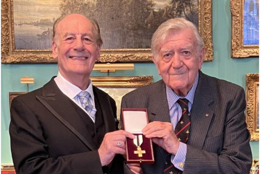 John Roberts yn derbyn ei fedal / John Roberts accepting his medal