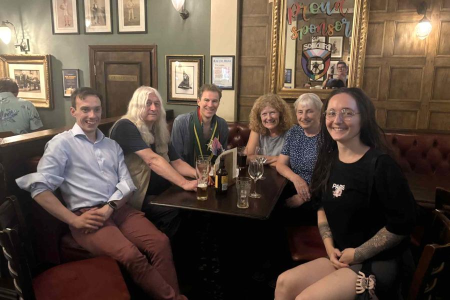 Chwech o gyn-fyfyrwyr yn y tafarn / Six alumni in a pub