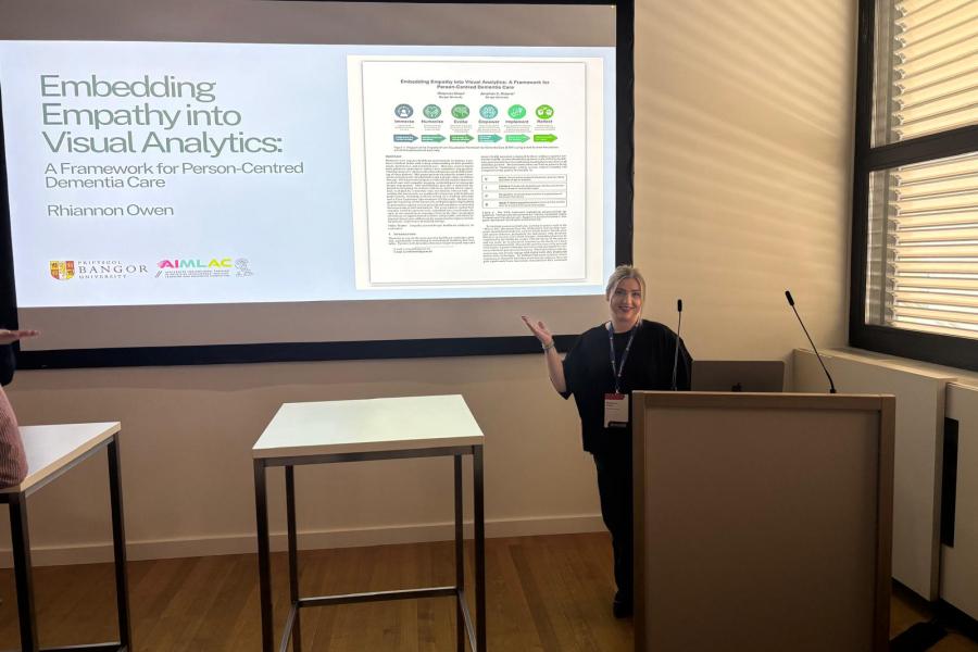 Rhiannon Owen presenting her workshop paper