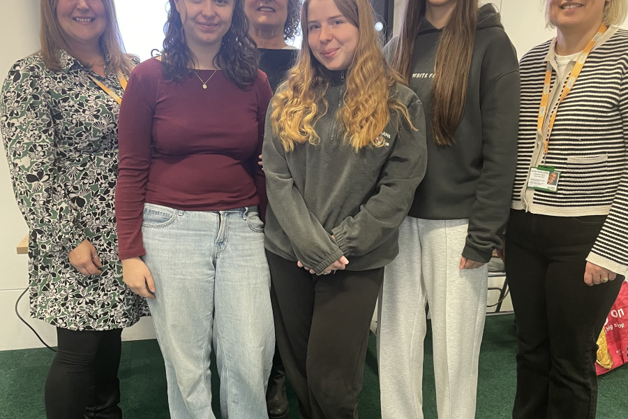 Cam wrth Gam with Rhian Tomos and Mari.