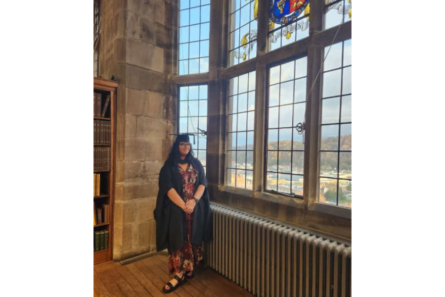  Emily ar ddiwrnod graddio yn llyfrgell Shankland