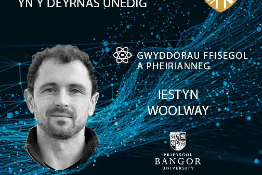 Graffeg hyrwyddol yn cyhoeddi rhestr fer Gwobrau Blavatnik 2026 ar gyfer y Deyrnas Unedig. Mae’n cynnwys cefndir gwyddonol wedi’i steilio gyda thonnau data glas, arfbais Gwobrau Blavatnik, a thestun sy’n tynnu sylw at y categori Gwyddorau Ffisegol a Pheirianneg ac at Iestyn Woolway o Brifysgol Bangor. Mae logos Gwobrau Blavatnik, Cronfa Teulu Blavatnik, ac Academi Gwyddorau Efrog Newydd i’w gweld ar y gwaelod.