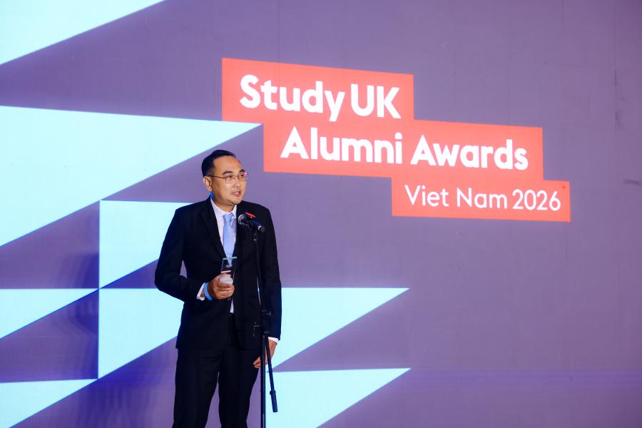 Long Uv giving acceptance speech