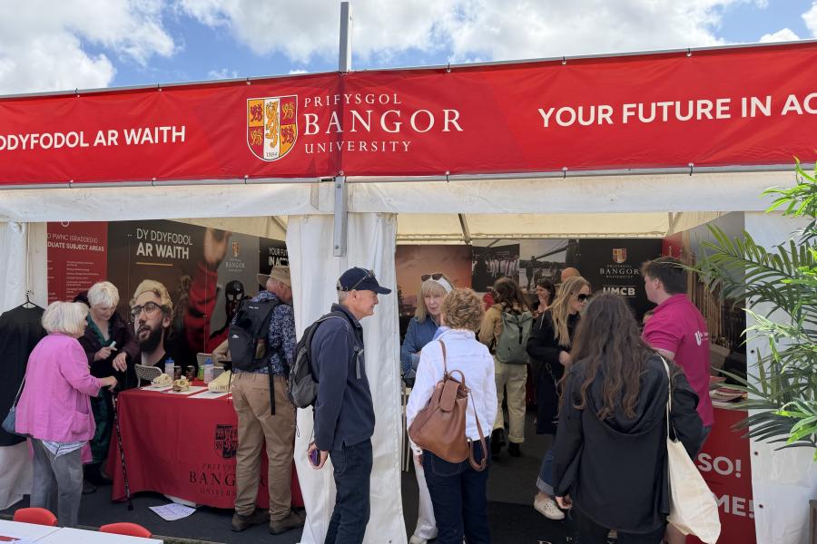 Tu allan i babell Prifysgol Bangor yn yr Eisteddfod