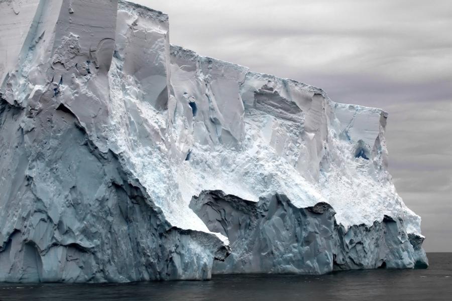 Mynydd iâ yn y Drake Passage