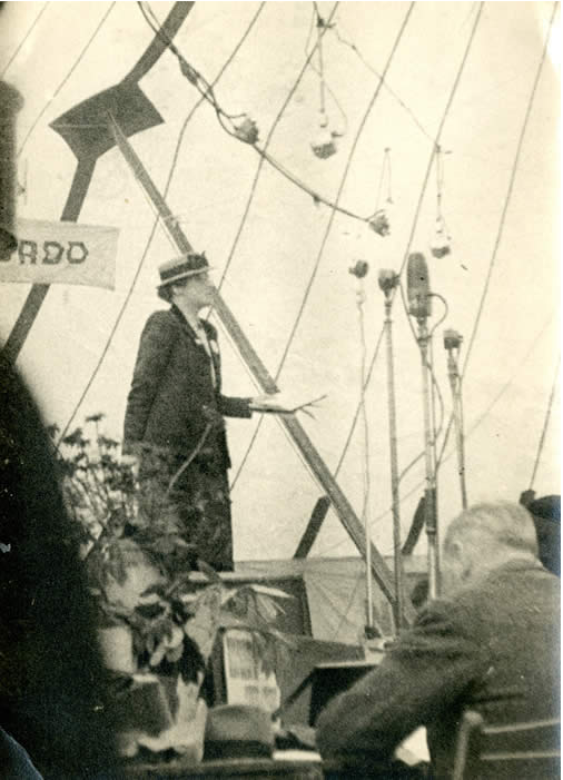 Photograph of Jennie Thomas, joint-author of Llyfr Mawr y Plant,