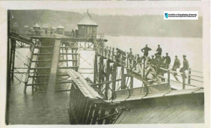 Photo of Bangor Pier badly damaged