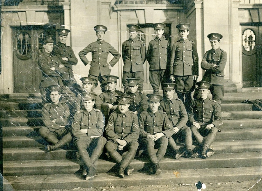 Photo of a group of WW1 soldiers on the University steps