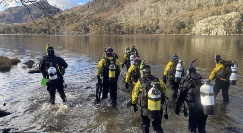 Image of divers about to go diving