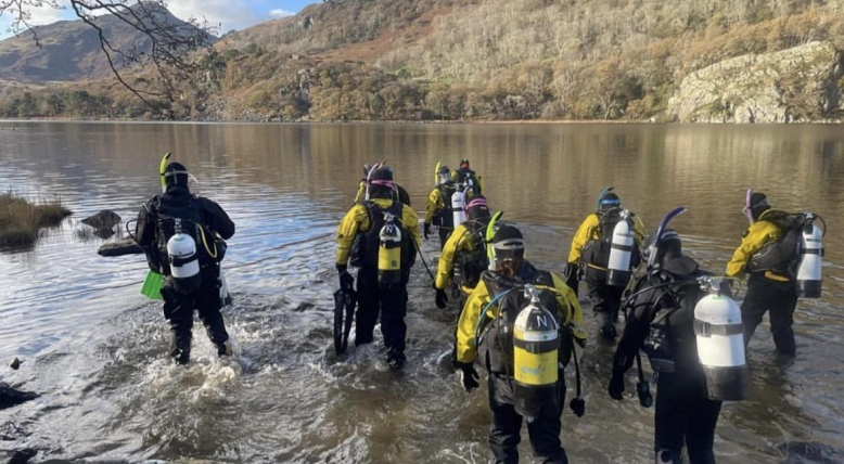 Image of divers about to go diving 