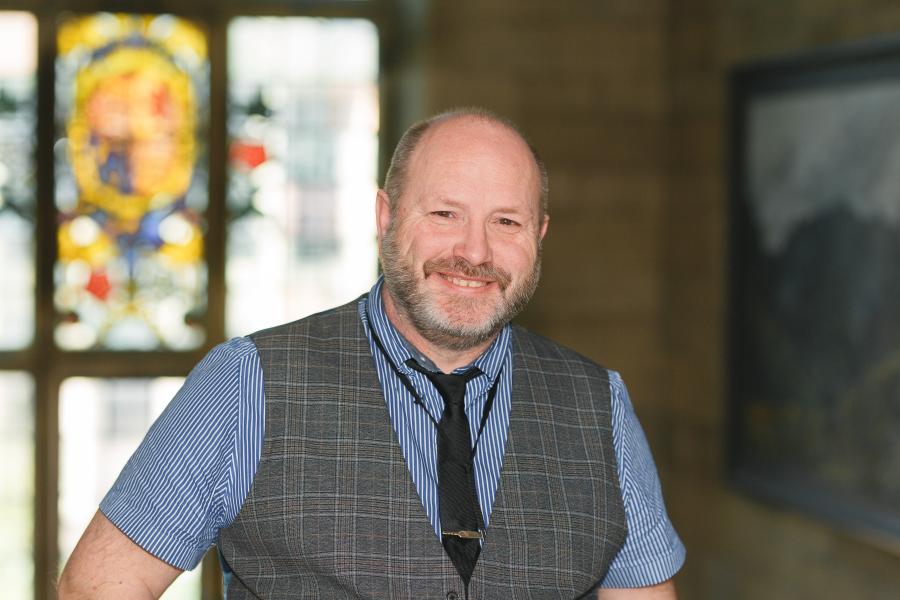 Llun agos o Dr Colin Ridyard yn y Prif Adeilad