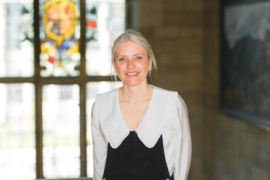 Llun agos o Sarah Riley yn y Prif Adeilad