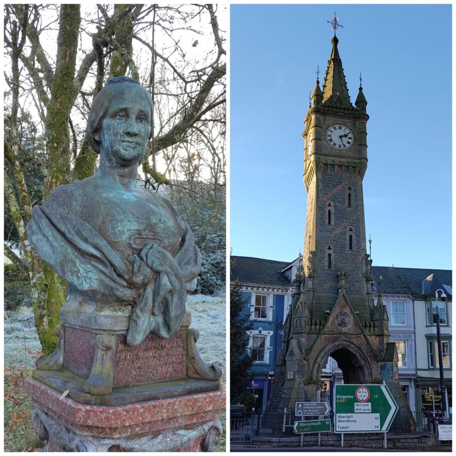 Mae yna dau lun. Ar y chwith mae cerflun o ddynes, mewn parc gyda choed yn y cefndir. Ar y dde mae cloc enwog y dref, yng nghanol Machynlleth, ar ddiwrnod clir.