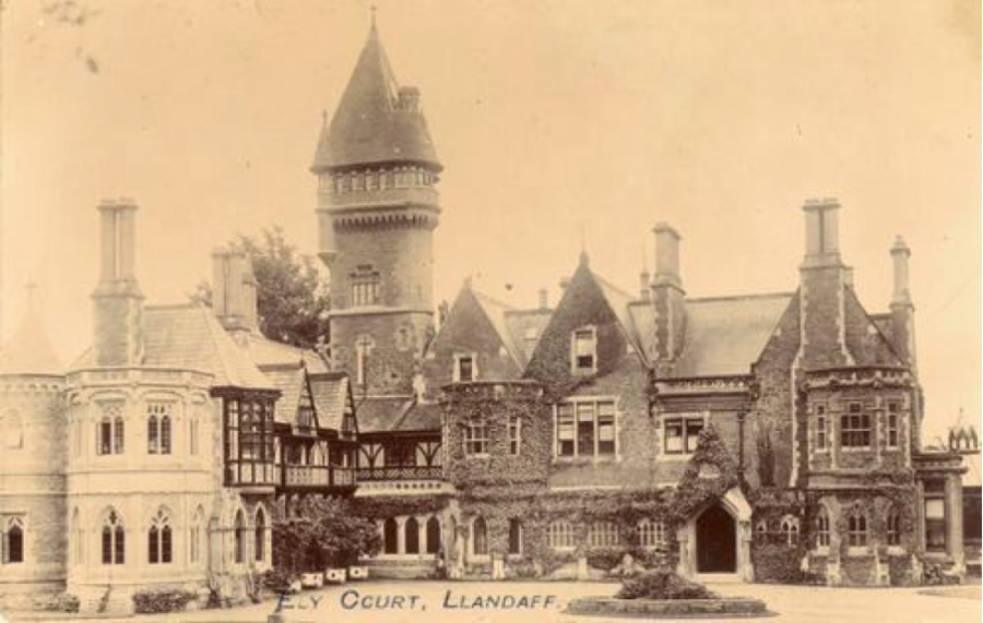 Hen ffotograff sepia o adeilad Gothic gyda twr