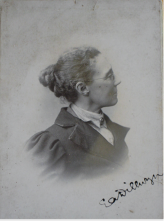 Ffotograff du a gwyn, wedi'i lofnodi o Amy Dillwyn