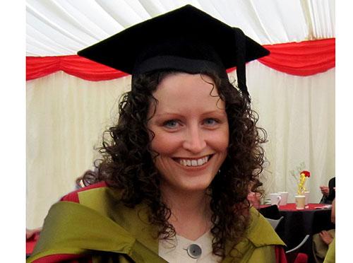 Llun o'r Athro Fay Short mewn gwisg graddio