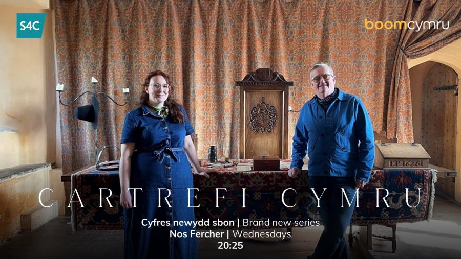 Mae'r cyflwynwyr Aled a Bethan yn sefyll o flaen bwrdd yn Neuadd Fawr Tuduraidd Llancaiach Fawr.