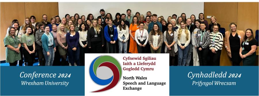 Mae grŵp o bobl yn sefyll ac yn gwennu i'r camera. Mae'r testun ar y llun yn dweud 'Cynhadledd Cyfnewid Sgiliau Iaith a Lleferydd Gogledd Cymru 2024 Prifysgol Wrecsam'
