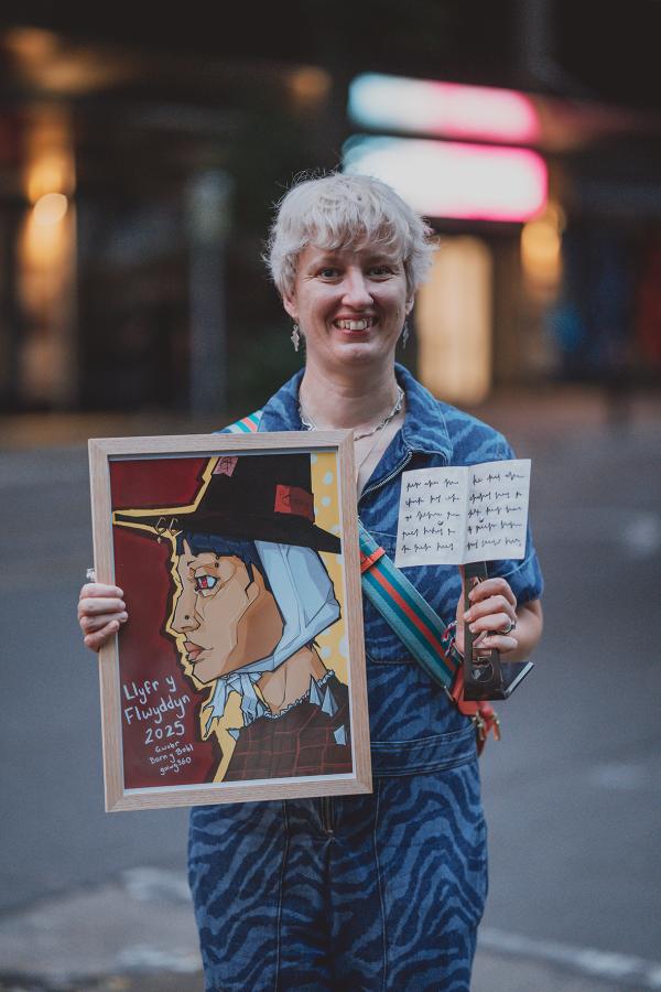 Image of Gwennol Gwilym with the Llyfr y Flwyddyn prizes