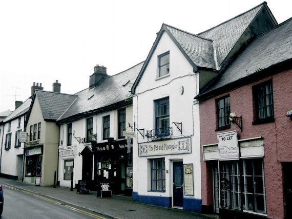 Ffotograff o ffrynt stryd gyda sawl ffenestr siop